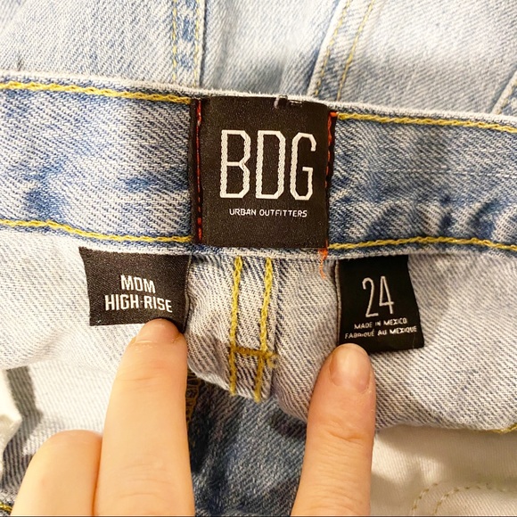 BDG | Mom High Rise Jean Shorts w/ Mild Distressing and Raw Hem Sz. 24 - Picture 4 of 9